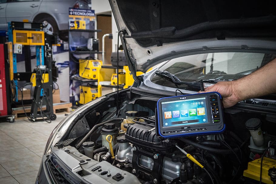 taller, escàner, vehicles, manera de transport, ocupació, transport, automòbil, cotxe, tecnologia, mà, treball, tècnic, mà humana, reparació, compres, una persona, mecànica, taller de reparació d'automòbils, part del cos humà, vehicle terrestre, indústria de l'automòbil, a l'interior, responsabilitat, 5K