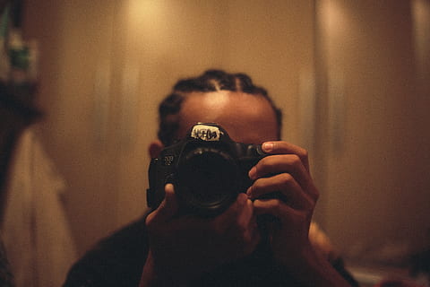 persoon, bezit, dslr camera, vervagen, vlechtjes, camera, detailopname, scherptediepte, apparaat, digitale camera, dslr, elektronica, vingers, focus, kapsel, handen, modern, fotograaf, breuk, foto nemen, een foto maken, technologie, echte mensen, fotograferen, activiteit, camera - fotografische apparatuur, fotografie thema's, een persoon, binnenshuis, fotografische apparatuur, focus op de voorgrond, vrijetijdsbesteding, vrouw, levensstijlen, volwassen, portret, slr camera, verduisterd gezicht, 2K, CC0, publiek domein, royaltyvrij