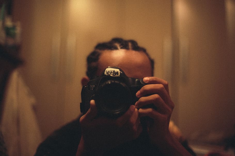 osoba, hospodářství, dslr fotoaparát, rozmazat, copánky, Fotoaparát, detail, hloubka pole, přístroj, digitální fotoaparát, dslr, elektronika, prsty, soustředit se, účes, ruce, moderní, fotograf, snap, fotit, fotografování, technologie, skutečných lidí, focení, aktivita, fotoaparát - fotografické vybavení, fotografická témata, jedna osoba, uvnitř, fotografické vybavení, zaměřit se na popředí, volnočasové aktivity, ženy, životního stylu, dospělý, portrét, slr fotoaparát, zakryté tváře, 2K