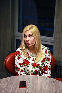 telefon, mobil, celle, cafe, kvinde, pige, bar, ung, afslappet, tæt på, human, bord, restaurant, mobiltelefon, person, en person, blond hår, hår, ung voksen, portræt, kigger på kameraet, langt hår, forfra, frisure, unge kvinder, indendørs, livsstil, fritidsaktivitet, taljen op, skønhed, rigtige mennesker, voksen, træ - materiale, smuk kvinde, glat hår, blomstermønster, 720P, CC0, offentligt domæne, royaltyfrie