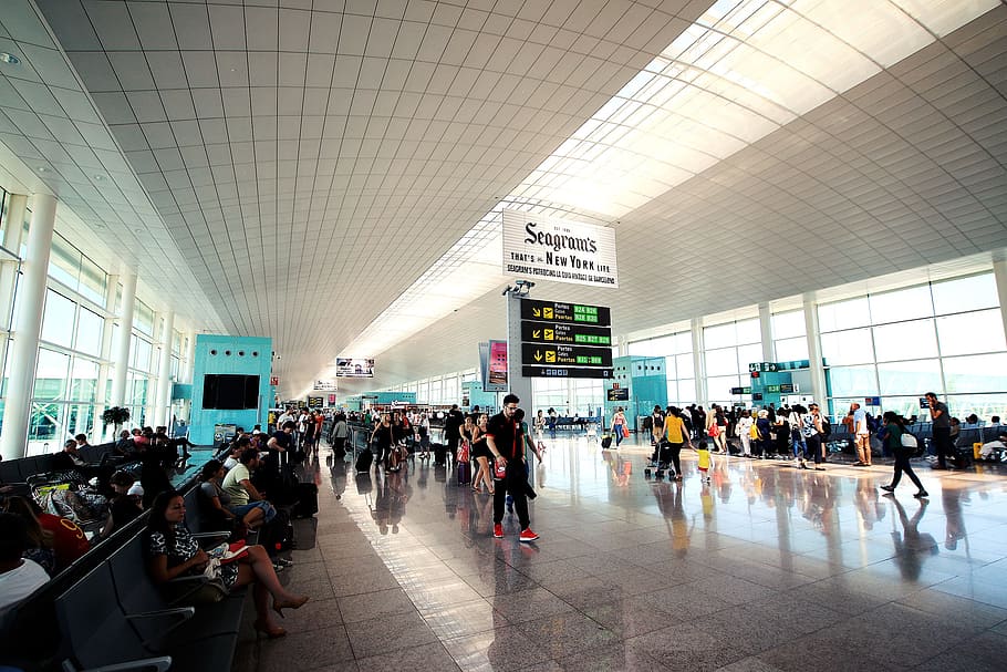 normale, traffico, aeroporto, città, grande gruppo di persone, folla, gruppo di persone, persone reali, viaggio, mezzi di trasporto, architettura, in casa, modo di trasporto, area di partenza dell'aeroporto, passeggeri, donne, trasporto pubblico, uomini, cartello, comunicazione, struttura costruita, in attesa, banco per il check-in in aeroporto, soffitto, terminal dell'aeroporto, stazione, in partenza, 2K