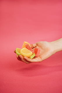 fructe uscate asortate, dulciuri, bomboane, mână, zahăr, trata, minim, roz, culoare, deține, umbră, creator, studio, roz fundal, colorat, umană, alimente, galben, fruct, multi colorate, a închide, deținere, femei, imagine color, studio shot, oameni, prospeţime, felie, culoare portocalie, 4K, CC0, domeniu public, fără drepturi de autor