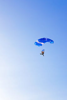 blau, busseig, extrem, caient, volar, flyer, dom, saltar, homes, paracaigudes, paracaigudisme, paracaigudista, persona, cel, esport, Esports extrems, aventura, parapent, persones reals, activitat d'oci, volant, cel clar, a l'aire, còpia espai, estils de vida, joia, alegria, persona irreconeixible, naturalesa, una persona, dia, llibertat, a l'aire lliure, parasailing, 4K, CC0, domini públic, lliure de regalies