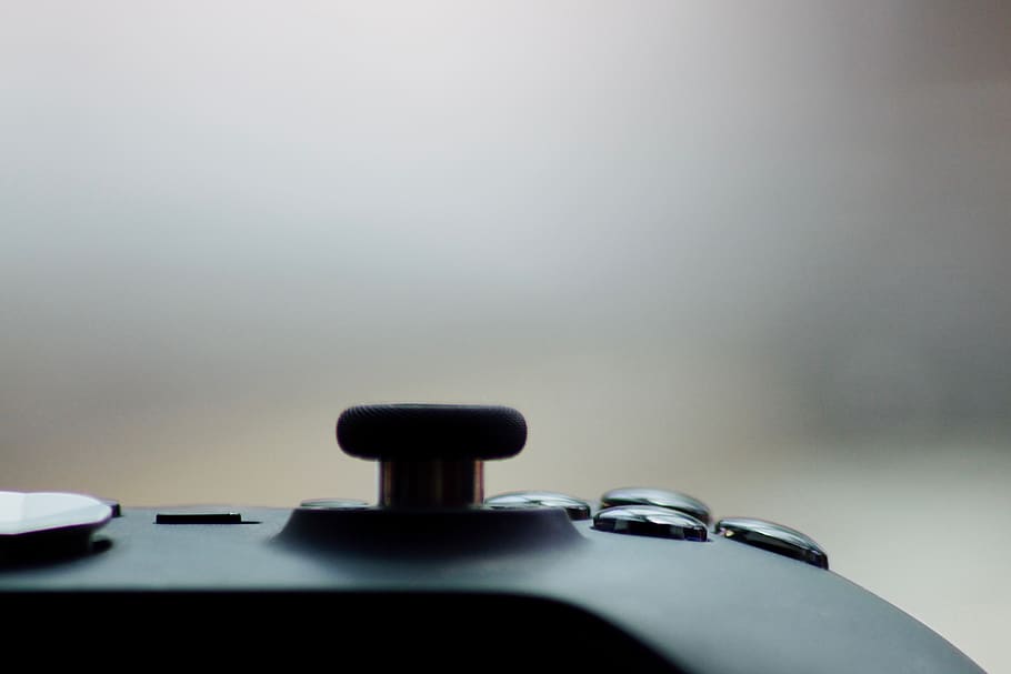 xbox, joc, controlador, pal, botons, joystick, primer pla, macro, elit, cap gent, a l'interior, metall, còpia espai, tir de l'estudi, cotxe, natura morta, vehicle terrestre, moviment, enfocament selectiu, manera de transport, transport, control, brillant, centrar-se en primer pla, color plata, acer, dia, acer inoxidable, 4K