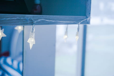 luci stringa bianche, luci, luci di stringa, concentrarsi sulle conoscenze acquisite, sospeso, avvicinamento, nessuno, natura, inverno, temperatura fredda, giorno, messa a fuoco selettiva, all'aperto, vetro - materiale, ghiacciolo, ghiaccio, luce del sole, acqua, la neve, trasparente, blu, decorazione, 5K, CC0, dominio pubblico, privo di copyright