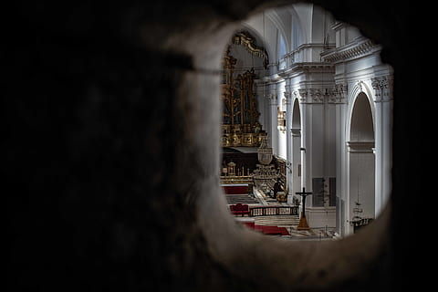jaque da mágica preta, construção, arquitetura, Igreja, altar, dentro de casa, cripta, corredor, pessoa, humano, adoração, pavimento, santuário, templo, iluminação, abside, habitação, mosteiro, passarela, caminho, estrutura construída, exterior do edifício, foco no fundo, religião, local de culto, crença, espiritualidade, arco, história, o passado, ninguém, destinos de viagem, turismo, viagem, ao ar livre, coluna arquitetônica, 5K, CC0, domínio público, royalty free