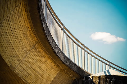 tiltas, turėklai, architektūra, toli, perėjimas, struktūrą, pėsčiųjų tiltas, metalo, tinklelis, statybos, dangus, betonas, miesto, perspektyva, pastatyta struktūra, debesis - dangus, žemas kampo vaizdas, pobūdį, dieną, tiltas - žmogaus sukurta struktūra, nėra žmonių, pastato išorė, ryšį, transportavimas, saulės šviesa, lauke, kreivė, kelionė, mediena - medžiaga, ilgai, 4K, CC0, Viešasis domenas, nemokamai