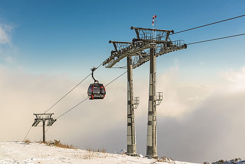 funivia grigia, la neve, inverno, funivia, auto, cavo, montagna dei tatra, cielo, natura, giorno, temperatura fredda, mezzi di trasporto, macchinario, nuvola - cielo, all'aperto, nessuno, sciovia, funivia aerea, architettura, industria, tecnologia, Inquadratura dal basso, 4K, CC0, dominio pubblico, privo di copyright