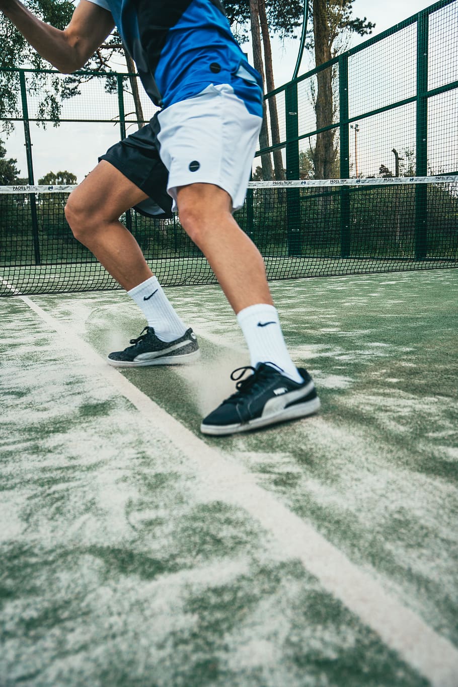 foto de primer pla, home, de peu, pista de tennis, acció, actiu, activitat, atleta, fons, roba, tribunal, moda, en forma, aptitud, diversió, joc, paio, saludable, oci, estil de vida, masculí, moviment, net, persona, jugador, raqueta, recreació, mitjons, esports, equipament esportiu, tennis, desgast, esport, homes, persones reals, jugant, dia, activitat d'oci, secció baixa, una persona, sabata, habilitat, a l'aire, vitalitat, a l'aire lliure, estils de vida, longitud completa, saltar, 5K