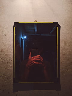 , tecnologia, una persona, persones reals, funció de construcció de parets, a l'interior, il·luminat, comunicació, estils de vida, mirall, temes de fotografia, persona irreconeixible, tecnologia sense fils, connexió, fotografiar, activitat d'oci, mà humana, celebració, telèfon intel·ligent, reflexió, cara oculta, dit, rostre humà, 4K, CC0, domini públic, lliure de regalies