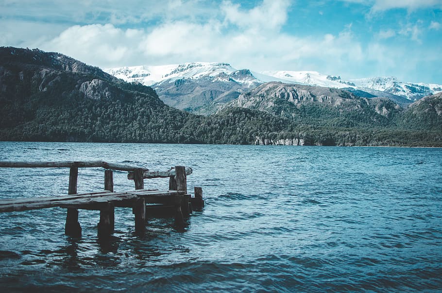Marrone, di legno, bacino, corpo, acqua, baia, nuvole, luce del giorno, paesaggio, montagne, natura, all'aperto, panoramico, riva del mare, cielo, la neve, alberi, vista, onde, montagna, bellezza nella natura, scenics - natura, temperatura fredda, scena tranquilla, la tranquillità, inverno, catena montuosa, montagna innevata, scena non urbana, giorno, idilliaco, nuvola - cielo, nessuno, ghiaccio, 4K