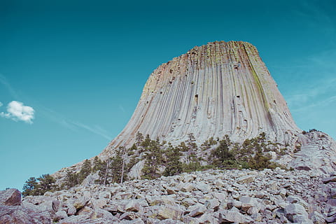 Felsformation, Schutt, draußen, Natur, Boden, Mesa, Wiese, Feld, butte, Teufelsturm, Gebäude, Bunker, Schotterstraße, Kies, Straße, Cliff, Hügel, Kalkstein, Wildnis, Plateau, Schiefer, Himmel, Rock, Rock - Objekt, solide, Schönheit in der Natur, Szenen - Natur, Berg, ruhige Szene, Ruhe, Nicht-städtische Szene, Flachwinkelansicht, physische Geographie, keine Leute, Geologie, Tag, Reiseziele, wolke - himmel, Winter, Formation, erodiert, Gipfel, 5K, CC0, gemeinfrei, lizenzfrei