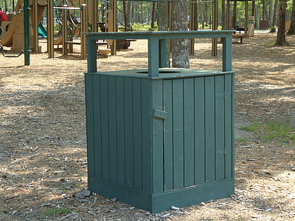 escombraries, llauna, receptacle, a l'aire lliure, fora, parc, dia, metall, naturalesa, cap gent, terra, planta, arbre, parc - l'home va fer espai, llum solar, arquitectura, parc infantil, estructura construïda, camp, absència, seguretat, blau, buit, barrera, equip de joc a l'aire lliure, 4K, CC0, domini públic, lliure de regalies