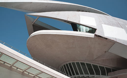 architettura, costruzione, infrastruttura, struttura, istituzione, design, arte, cielo, Inquadratura dal basso, struttura costruita, esterno dell'edificio, nessuno, giorno, natura, moderno, all'aperto, cielo sereno, città, luce del sole, blu, attività commerciale, destinazioni di viaggio, gradini e scale, mezzi di trasporto, spirale, 4K, CC0, dominio pubblico, privo di copyright