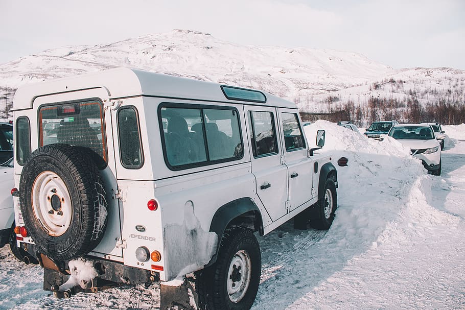 suv blanc, màquina, roda, automòbil, cotxe, transport, vehicle, persona, humà, autobús, jeep, offroad, camió, gris, pneumàtic, va parlar, roda del cotxe, Land Rover, neu, Islandia, reykjavik, hivern, temperatura de fred, manera de transport, vehicle terrestre, muntanya, naturalesa, dia, Color blanc, muntanya nevada, bellesa a la natura, escenics - natura, cap gent, viatjar, paisatge, estacionari, clima extrem, roba calenta, 5K