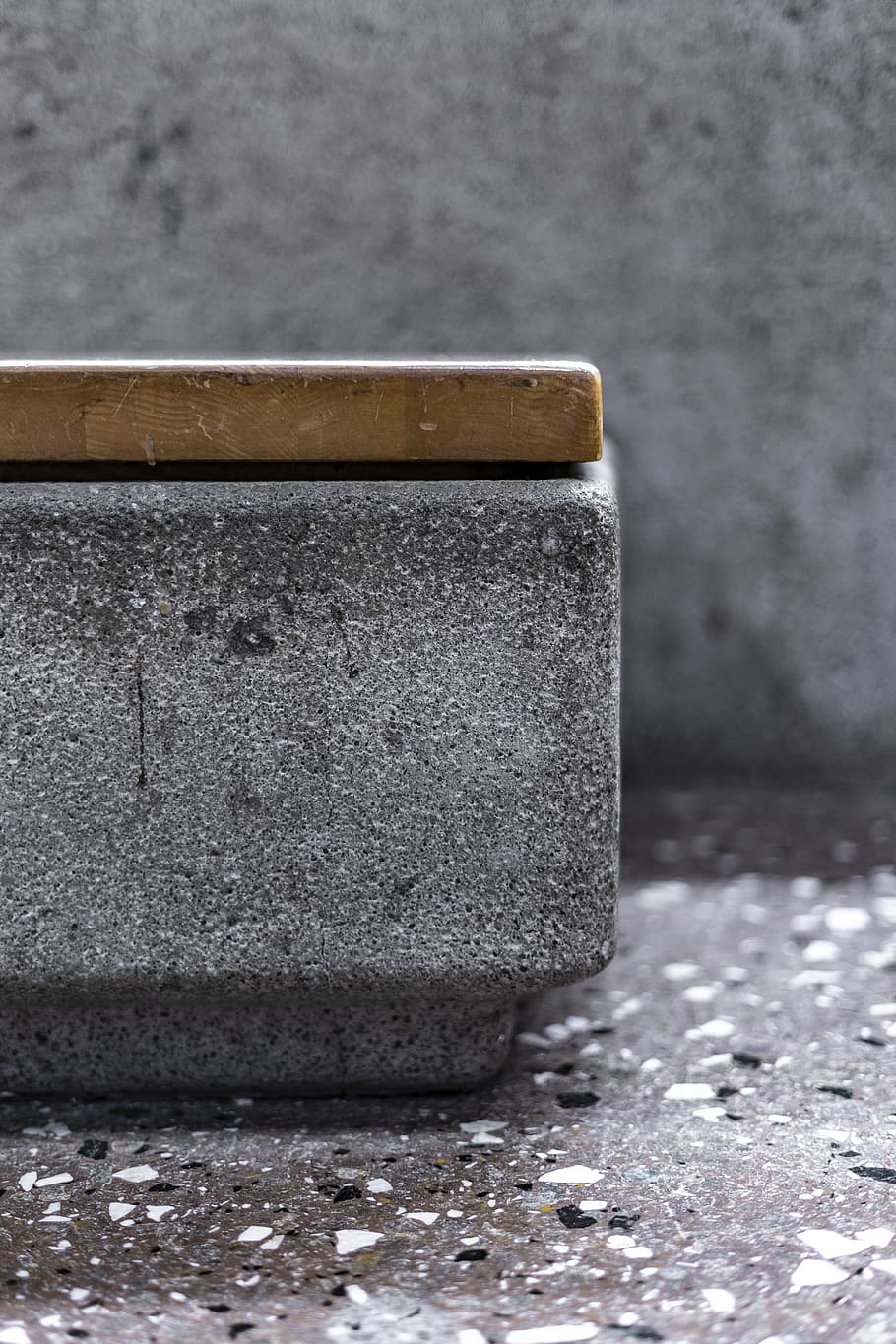 cemento grigio, legna, tappeto, mobilia, calcestruzzo, roccia, adattatore, cripta, legno duro, dito, uccello, Agelaius, animale, merlo, pavimento, abbigliamento, capi di abbigliamento, ardesia, elettronica, display, tenere sotto controllo, avvicinamento, singolo oggetto, nessuno, in casa, concentrarsi sulle conoscenze acquisite, acqua, grigio, cura del corpo, bellezza, sapone, metallo, contenitore, bagnato, pavimentazione, giorno, vecchio, caratteristica della parete, solido, 5K