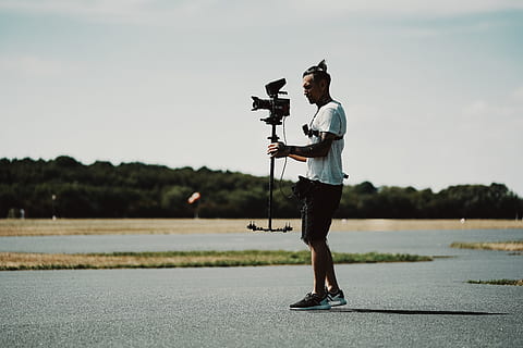 home, utilitzant, professional, càmera, persona, humà, roba, curts, calçat, sabata, trípode, aigua, electrònica, a l'aire lliure, arma, armament, pistola, vermell, animal, ocell, càmera de vídeo, fotògraf, longitud completa, persones reals, una persona, de peu, estils de vida, activitat d'oci, naturalesa, cel, roba casual, llac, dia, planta, adult jove, celebració, activitat, vista lateral, centrar-se en primer pla, 5K, CC0, domini públic, lliure de regalies