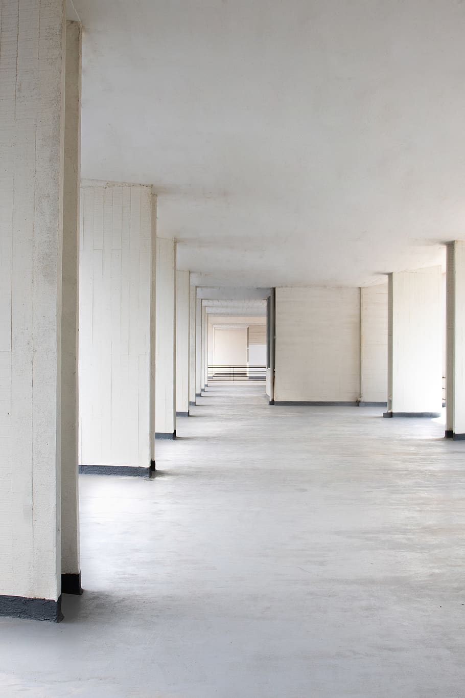 Francie, royan, architektura, uvnitř, budova, prázdný, koridor, nikdo, pasáž, architektonický sloup, stavba, podlaha, absence, den, domácí místnost, podnikání, bílá barva, vchod, strop, perspektiva, dveře, beton, 2K
