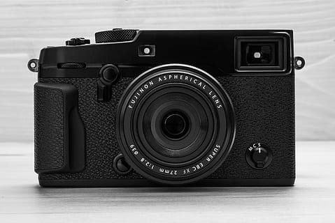 apparat, kamera, sort og hvid, Fujifilm, x-Pro2, 27mm, fujinon 27mm, gear, asoggeti, alessio soggetti, teknologi, fotografering temaer, kamera - fotografisk udstyr, fotografisk udstyr, objektiv - optisk instrument, retro stylet, enkelt objekt, indendørs, tæt på, ingen mennesker, sort farve, bord, udstyr, digitalt kamera, stilleben, analog, fokus på forgrunden, antik, SLR kamera, elektrisk udstyr, 4K, CC0, offentligt domæne, royaltyfrie