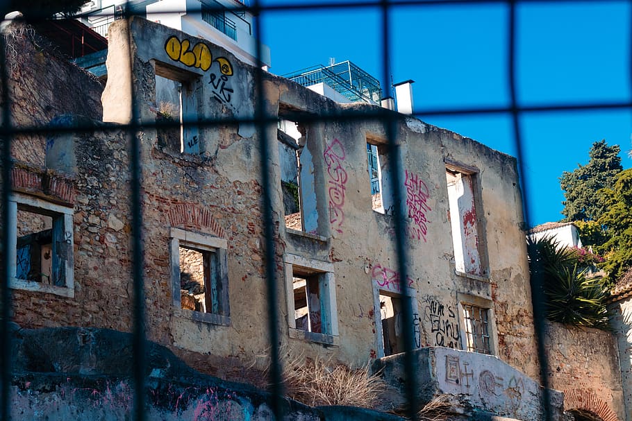 finestra, lisboa, paret, edifici, maó, graffiti, òxid, barana, decoració de la llar, pintura, art, mural, pneumàtic, fàbrica, màquina, va parlar, vehicle, transport, moto, arquitectura, exterior de l'edifici, estructura construïda, dia, cap gent, abandonat, vell, espatllat, resistent, a l'aire lliure, naturalesa, cel, vista d’angle baix, aixafar, casa, funció de construcció de parets, obsoleta, planta, deteriorament, arruïnat, 5K