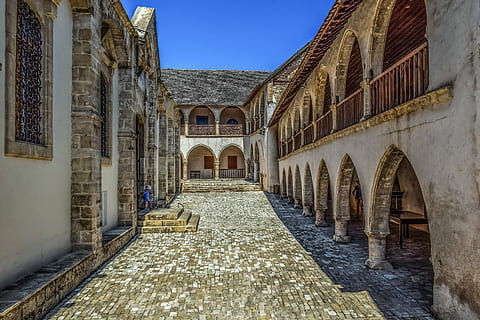 monestir, arcade, stoa, arquitectura, Església, pedra, columnes, ortodoxa, religió, cristianisme, les cèl·lules del monjo, omodos, Xipre, exterior de l'edifici, estructura construïda, edifici, el camí a seguir, direcció, arc, dia, cap gent, naturalesa, el passat, història, sendera, a l'aire lliure, finestra, cel clar, lloc de culte, ciutat, columna arquitectònica, pati, 5K, CC0, domini públic, lliure de regalies
