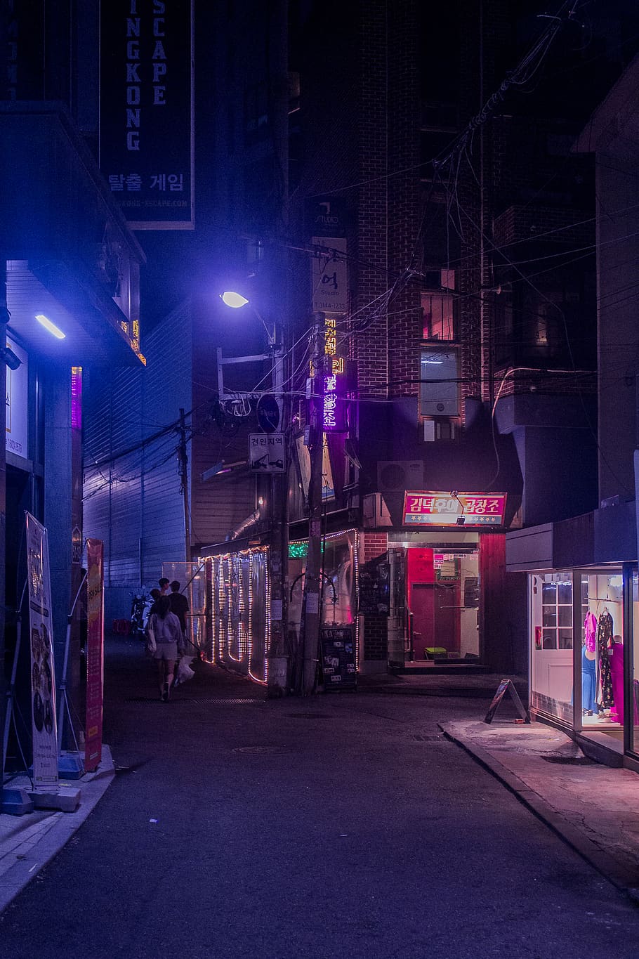 poste de servicio encendido, calle, edificio, ciudad, Seúl, urbano, Corea del Sur, la carretera, pueblo, callejón, escaparate, farola, para caminar, caminar, gente, persona, tienda, Línea eléctrica, firmar, Asia, noche, exterior del edificio, estructura construida, arquitectura, iluminado, transporte, vida en la ciudad, luz de la calle, equipo de iluminación, al aire libre, gente real, almacenar, dirección, personas incidentales, grupo de personas, calle de la ciudad, la vida nocturna, 5K