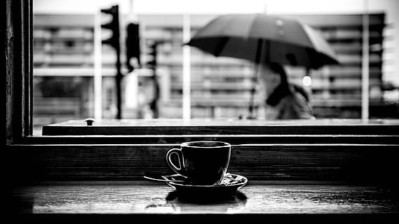 fotografia en escala de grisos, tassa de te, taula, tassa, finestra, plat, paraigua, cafeteria, blanc i negre, mirar fora, carrer, urbà, restaurant, cafè, te, ombra, pluja, cofe, menjar i beguda, beure, protecció, humit, centrar-se en primer pla, tassa de cafè, persones incidentals, refresc, transparent, dia, beguda calenta, temporada de pluges, vaixella, 5K, CC0, domini públic, lliure de regalies