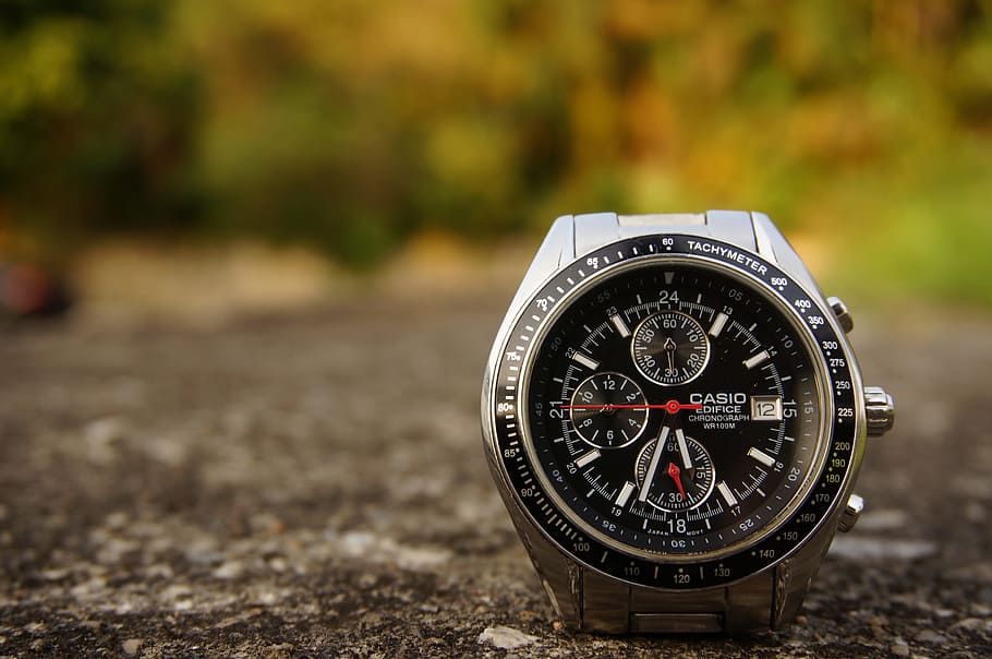 flach, fokus fotografie, silberfarbener Casio Chronograph, sehen, casio, Boden, Makro, Zeit, Armbanduhr, Fokus auf den Vordergrund, Nahansicht, keine Leute, Nummer, Tag, Metall, Natur, draußen, Richtigkeit, einzelnes Objekt, Transport, Navigationskompass, Technologie, Richtung, Kommunikation, Antiquität, Feld, Land, Rad, persönliches Accessoire, 2K