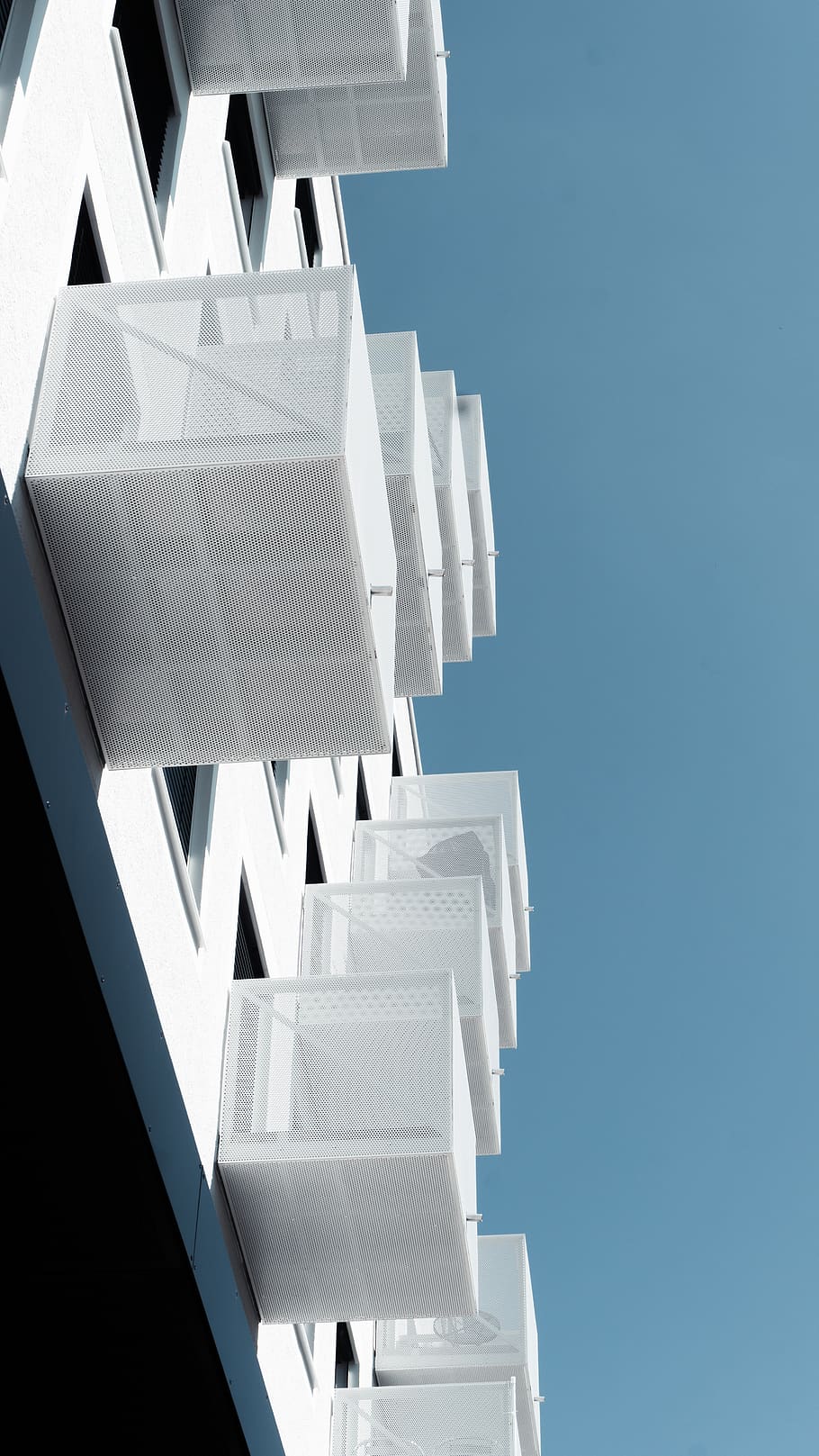 caixa de ceràmica blanca, ciutat, edifici, de gran alçada, urbà, arquitectura, condomini, habitatge, metròpolis, edifici d'oficines, edifici d'apartaments, cel blau, fons de pantalla, escala, centre de la ciutat, barana, barri, paper, concret, blau, cap gent, patró, cel clar, estructura construïda, resum, cel, metall, tir de l'estudi, fons de colors, Color blanc, fons blau, naturalesa, primer pla, gris, còpia espai, desenvolupament, tridimensional, a l'aire lliure, compost digital, color plata, 5K