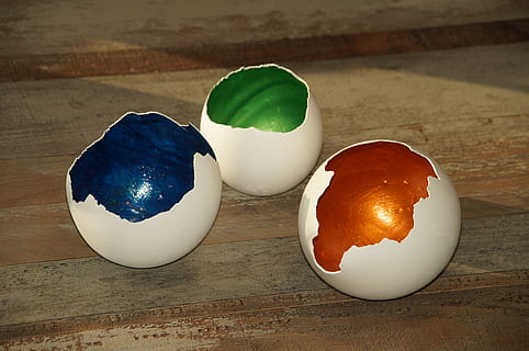 diy, shell, closca d'ou, or, verd blau, Pasqua, fet a mà, concret, vela, candelabro, deco, decoracions de taula, closca de formigó, blanc, shabby chic, color de cera, humor, festiu, vell, art, regal, fàbrica d’artesania, pasatemps, regalar, decoració, aniversari, objecte, salutació, colorit, guix, fes-ho amb la teva petxina, trencat, modern, eclosionat, color, taula, material de fusta, ou, natura morta, cap gent, menjar, a l'interior, menjar i beguda, benestar, primer pla, frescor, alimentació saludable, vista d’angle alt, esquerdat, naturalesa, fragilitat, color verd, rovell d'ou, 4K, CC0, domini públic, lliure de regalies