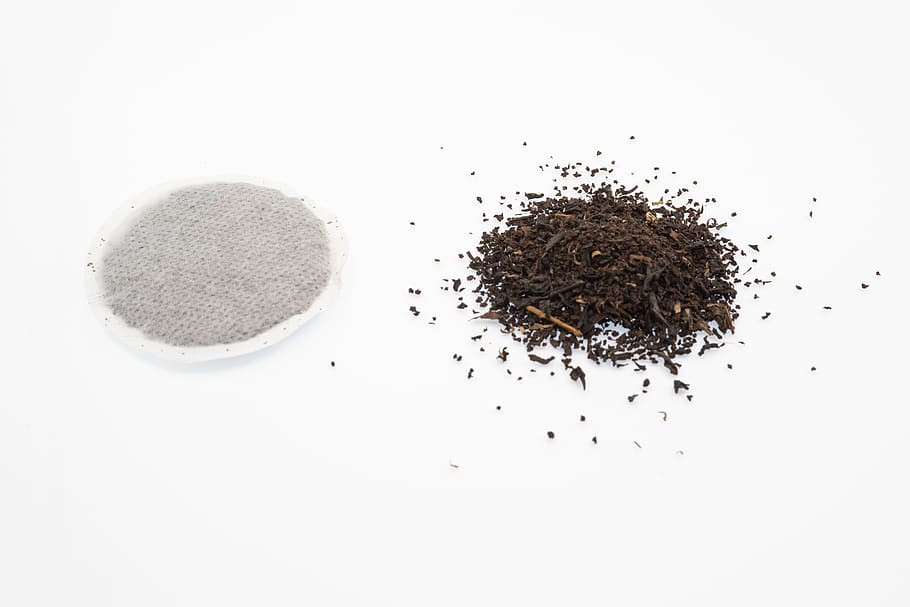 te, bossa de tè, negre, trencat, fulles, solt, sec, begudes, beure, text, esmorzar, cullera, infusió, comoditat, l'hora del te, contrast, modern, tradicional, aroma, cercle, rodó, fons blanc, a l'interior, menjar i beguda, tir de l'estudi, menjar, natura morta, còpia espai, primer pla, cap gent, frescor, tallar, ingredient, directament a sobre, marró, vista d’angle alt, sòl - culinari, cafè mòlt, color negre, beguda calenta, fulles de te, 5K