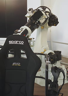 virtuel, réalité, vr, robot, bras, casque, immersif, immersion, ボ ッ ト, robotique, virtuelle, à l'intérieur, personne, équipement, absence, représentation humaine, représentation, La technologie, couleur noire, siège, fermer, nature morte, se concentrer sur le premier plan, Occupation, illuminé, thèmes de la photographie, culture artistique et divertissement, mannequin, contrôle, séance, 4K, CC0, domaine public, libre de droits