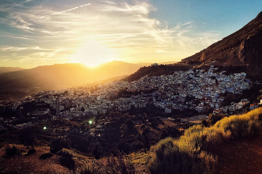 marroquí, chefchaouen, cel, posta de sol, bellesa a la natura, muntanya, naturalesa, llum solar, núvol - cel, arquitectura, escenics - natura, cap gent, medi ambient, escena tranquil·la, tranquil·litat, planta, paisatge, exterior de l'edifici, arbre, estructura construïda, sol, ciutat, a l'aire lliure, flare de la lent, paisatge urbà, 5K