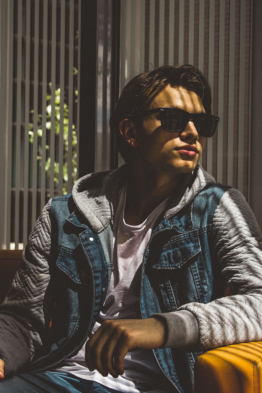 model, oficina, arquitectura, stan, vadim, dia, carrer, home jove, adult jove, persones reals, estils de vida, una persona, activitat d'oci, roba casual, vista frontal, assegut, mirant cap a fora, gots, mirant, retrat, homes, moda, tres quarts de longitud, a l'interior, cintura cap amunt, 5K