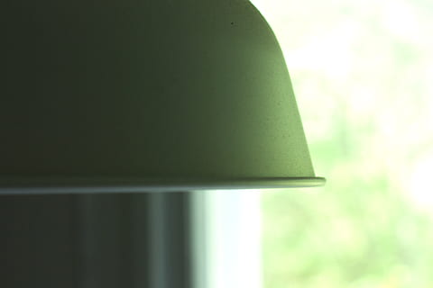 licht, keuken-, wit, oud, zomerhuisje, interieur, geen mensen, kopie ruimte, detailopname, groene kleur, focus op de voorgrond, binnenshuis, enkel object, dag, venster, boom, zonlicht, natuur, muur - bouwfunctie, ingebouwde structuur, ontwerp, architectuur, verlicht, verlichtingsapparatuur, elektrische lamp, blanco, 4K, CC0, publiek domein, royaltyvrij