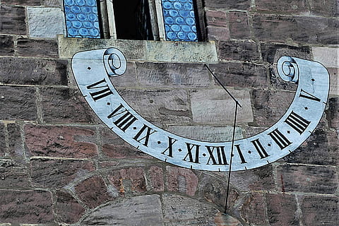 solur, væg, bygning, pointer, arkitektur, facade, tekst, meddelelse, bygget struktur, vestlige script, ingen mennesker, murbygningsfunktion, dag, tæt på, metal, graffiti, bygning udvendig, Kunst og håndværk, gammel, kreativitet, udendørs, skilt, stort bogstav, vindue, 2K, CC0, offentligt domæne, royaltyfrie