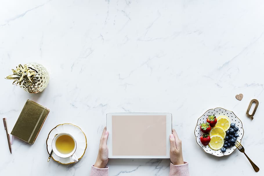 navegació, comunicació, dispositiu, digital, beure, femení, pis pla, flatlay, fruita, mà, pasatemps, beguda calenta, Internet, llimona, estil de vida, marbre, mitjans de comunicació, mínim, taula, menjar i beguda, tassa, menjar, refresc, a l'interior, directament a sobre, cafè, cafè - beguda, natura morta, frescor, tassa de cafè, vista d’angle alt, tecnologia, tecnologia sense fils, menjar dolç, ordinador, esmorzar, 1080P