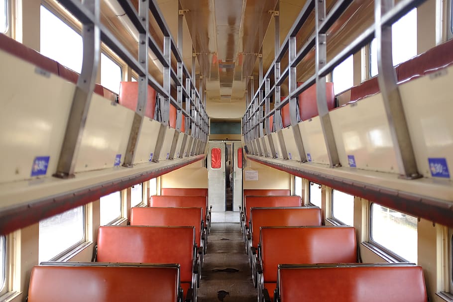 tren, vagó, a l'interior, en fila, educació, arquitectura, llibre, publicació, cap gent, edifici, ordre, biblioteca, prestatge per a llibres, seient, escola, prestatge, dia, aprenentatge, absència, buit, arranjament, estructura construïda, 4K