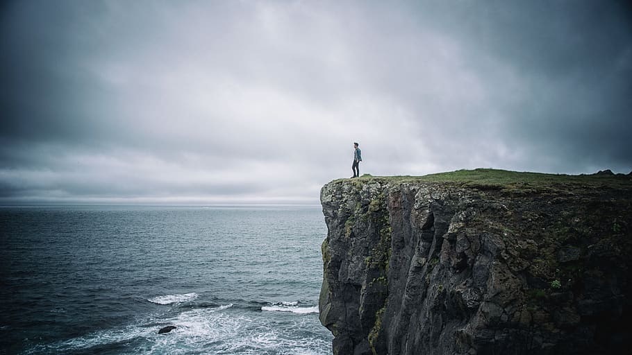 Island, wolke - himmel, Rock, Rock - Objekt, solide, Himmel, eine Person, Sturm, Meer, Stehen, Wasser, Schönheit in der Natur, Natur, Szenen - Natur, in voller Länge, Aktivität, Freizeitbeschäftigung, Cliff, Land, draußen, Am Rande von, 5K