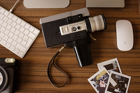Matériel, électronique, matériel informatique, clavier d'ordinateur, ordinateur, clavier, Souris, caméra, bois, flatlay, Pomme, marron, film instantané, stockphoto, Caméscope 8mm, 8mm, Années 1980, Caméra des années 1980, fond d'écran, noyer, La technologie, table, thèmes de la photographie, bois - matériau, vue grand angle, à l'intérieur, directement au-dessus, appareil photo - équipement photographique, nature morte, personne, matériel photographique, la communication, lien, la musique, culture artistique et divertissement, grand groupe d'objets, Technologie sans fil, meubles, appareil photo numérique, 5K, CC0, domaine public, libre de droits