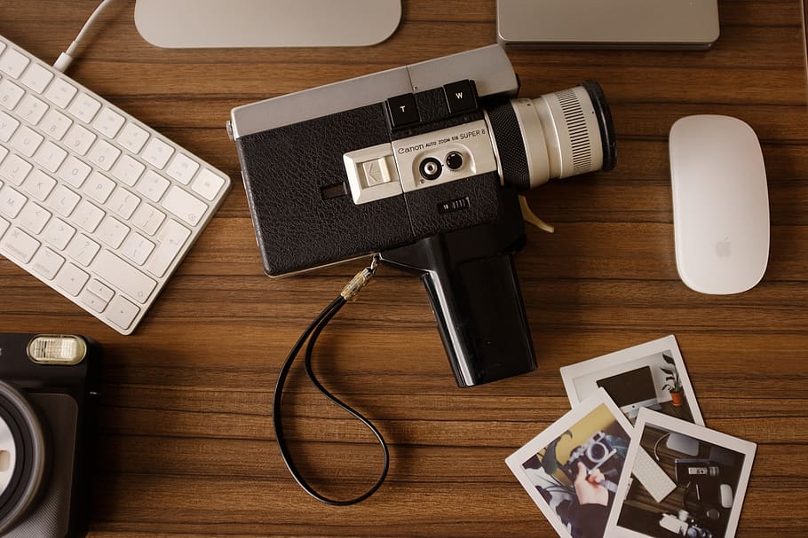 maquinari, electrònica, maquinari de l'ordinador, teclat d’ordinador, ordinador, teclat, ratolí, càmera, fusta, flatlay, poma, marró, instantfilm, Stockphoto, Càmera de vídeo de 8 mm, 8 mm, Anys vuitanta, Càmera de la dècada de 1980, fons de pantalla, noguera, tecnologia, taula, temes de fotografia, material de fusta, vista d’angle alt, a l'interior, directament a sobre, càmera - equip fotogràfic, natura morta, cap gent, equip fotogràfic, comunicació, connexió, música, cultura i entreteniment artístic, gran grup d'objectes, tecnologia sense fils, mobles, càmera digital, 5K