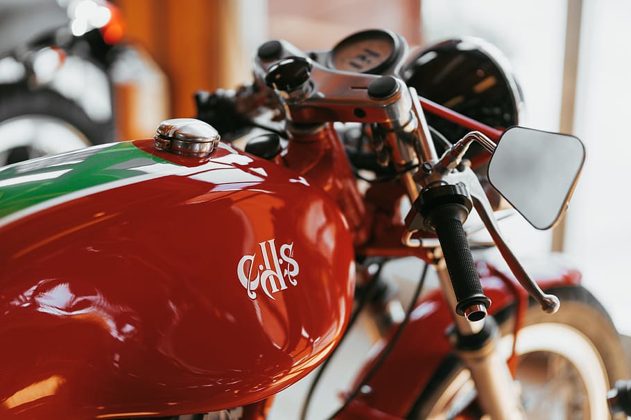 motocicleta vermella, roba, casc, vehicle, transport, moto, màquina, faro, va parlar, il·luminació, pneumàtic, casc protector, motor, bicicleta, roda, roda d'aliatge, cafe racer, rodes, fuji, manera de transport, centrar-se en primer pla, vehicle terrestre, vermell, primer pla, cap gent, manillar, a l'interior, estacionari, scooter, equips d’il·luminació, dia, motoneta, tecnologia, gestionar, 4K