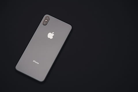 sidabro iphone x, telefonas, Mobilusis telefonas, elektronika, „iPhone“, obuolys, išmanusis telefonas, technologijos, produktas, iphonexsmax, iphone x, paniuręs, nuotaika, pilka, sienos, tekstūra, balta, projektorius, duona, bandelė, kopijavimo vietos, belaidžio ryšio technologija, studija, komunikacijos, juodas fonas, nėra žmonių, juoda spalva, patalpose, ryšį, Iš arti, vienas objektas, nešiojamas informacijos įrenginys, ekranas, meno kultūra ir pramogos, įranga, lošimai, perkeliamumas, klaviatūra, elektros įranga, kompiuterio raktas, 4K, CC0, Viešasis domenas, nemokamai