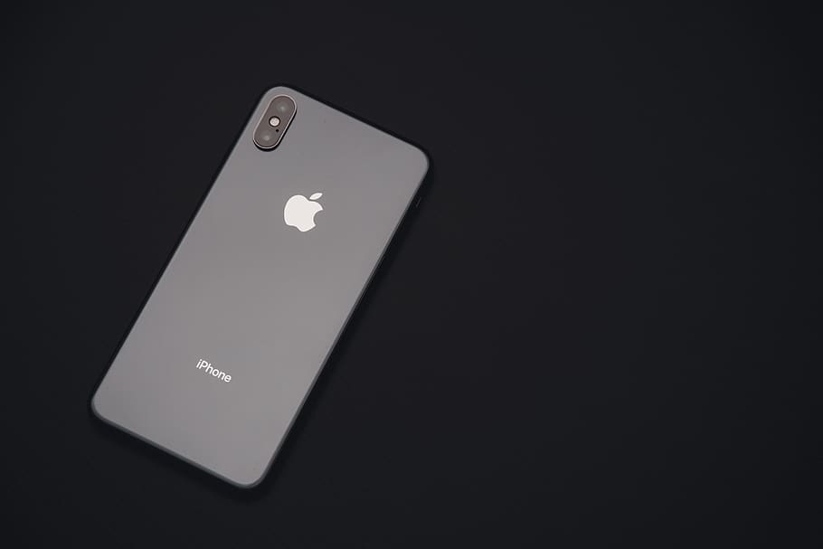 stříbrný iphone x, telefon, mobilní telefon, elektronika, iphone, jablko, chytrý telefon, technologie, produkt, iphone xs max, iphone x, náladový, nálada, šedá, zeď, textura, bílý, projektoru, chléb, drdol, kopie prostor, bezdrátové technologie, studio shot, sdělení, černé pozadí, nikdo, Černá barva, uvnitř, spojení, detail, jeden objekt, přenosné informační zařízení, obrazovka, umělecká kultura a zábava, zařízení, hazardních her, přenosnost, klávesnice, elektrické zařízení, klíč počítače, 4K