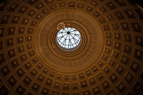 sostre de cúpula, estructura construïda, arquitectura, sostre, vista d’angle baix, patró, forma geomètrica, cúpula, a l'interior, forma, cercle, disseny, cap gent, directament a sota, dia, característica arquitectònica, claraboia, art i artesania, destinacions de viatge, finestra, edifici, ornamentat, arquitectura i art, estil clàssic, 4K, CC0, domini públic, lliure de regalies