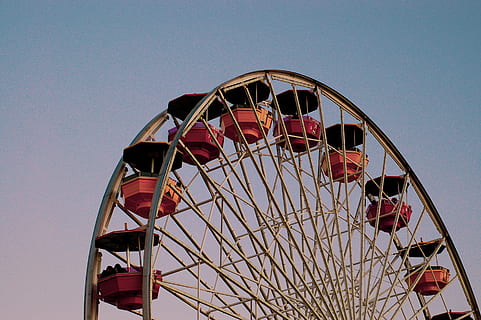 roda de ferris, vehicle, transport, vaixell, Parc d'atraccions, màquina, va parlar, aloe, planta, multitud, flor, iris, porpra, roba, màniga, cel blau, cel, cultura i entreteniment artístic, passeig pel parc d’atraccions, cel clar, vista d’angle baix, estructura construïda, naturalesa, cap gent, arquitectura, forma, dia, carnestoltes ambulants, cercle, forma geomètrica, carnaval, blau, vermell, a l'aire lliure, roda, 2K, CC0, domini públic, lliure de regalies