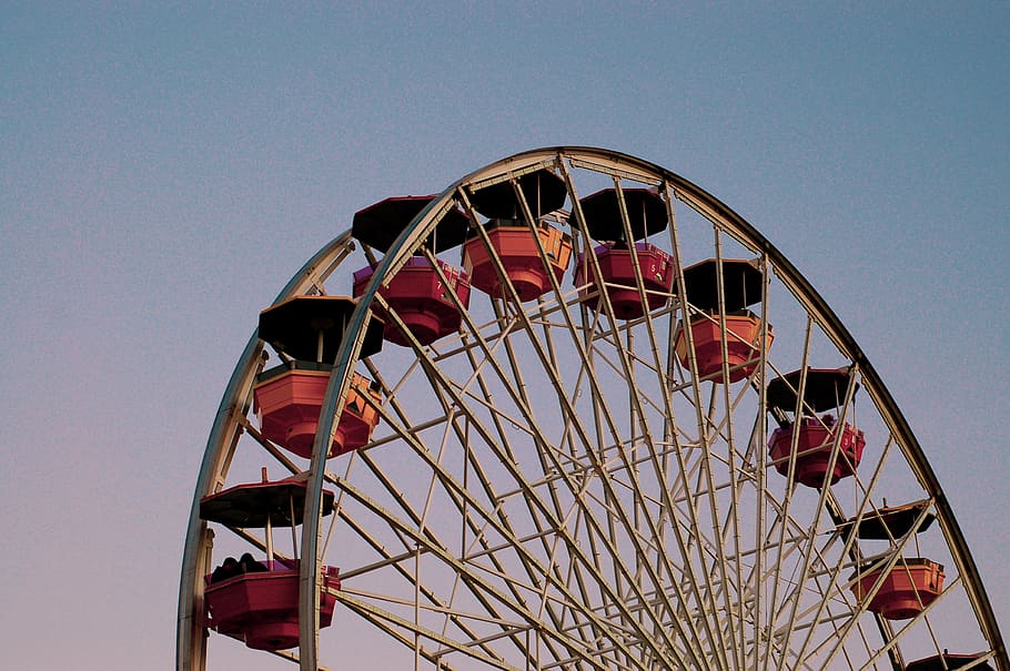 roda de ferris, vehicle, transport, vaixell, Parc d'atraccions, màquina, va parlar, aloe, planta, multitud, flor, iris, porpra, roba, màniga, cel blau, cel, cultura i entreteniment artístic, passeig pel parc d’atraccions, cel clar, vista d’angle baix, estructura construïda, naturalesa, cap gent, arquitectura, forma, dia, carnestoltes ambulants, cercle, forma geomètrica, carnaval, blau, vermell, a l'aire lliure, roda, 2K