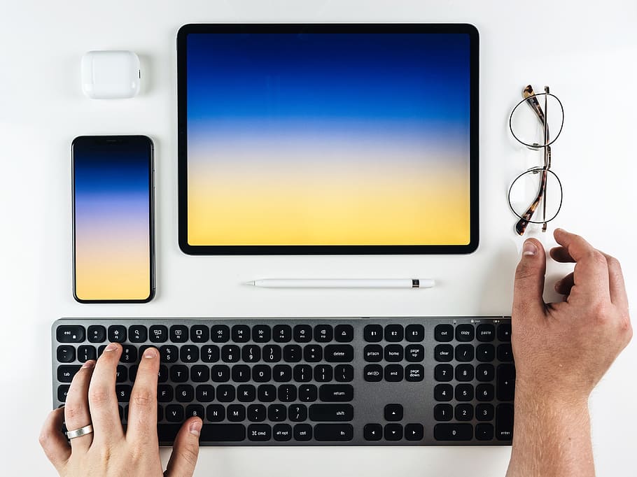 Platz, grau, ipad, Profi, Technologie, Computer, menschliche Hand, menschliches Körperteil, Kommunikation, kabellose Technologie, Hand, Computerausrüstung, Verbindung, Laptop, Computer Tastatur, Tastatur, drinnen, Körperteil, Computerbildschirm, eine Person, Geschäft, Internet, Erwachsene, Computerschlüssel, Finger, 4K