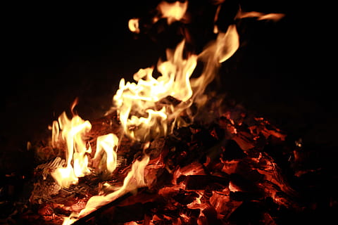 táborák, oheň, plamen, kempování, venku, festival, bhoghi, bhogi, sankranti, pongal, makar sankranti, sankranthi, Příroda, hora, přistát, krb, erupce, sopka, láva, hořící, požár - přírodní jev, noc, teplota - teplota, nikdo, dřevo - materiál, oranžová barva, detail, řeřavý, pohyb, log, palivové dříví, žlutá, dřevo, dlouhé expozice, černé pozadí, 5K, CC0, veřejná doména, bez autorských práv