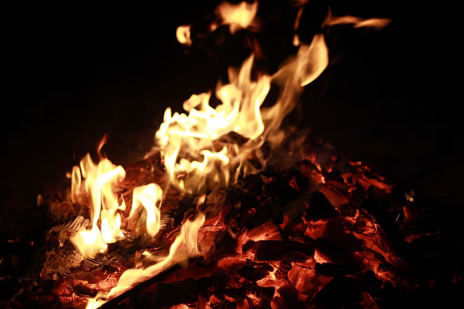 táborák, oheň, plamen, kempování, venku, festival, bhoghi, bhogi, sankranti, pongal, makar sankranti, sankranthi, Příroda, hora, přistát, krb, erupce, sopka, láva, hořící, požár - přírodní jev, noc, teplota - teplota, nikdo, dřevo - materiál, oranžová barva, detail, řeřavý, pohyb, log, palivové dříví, žlutá, dřevo, dlouhé expozice, černé pozadí, 5K
